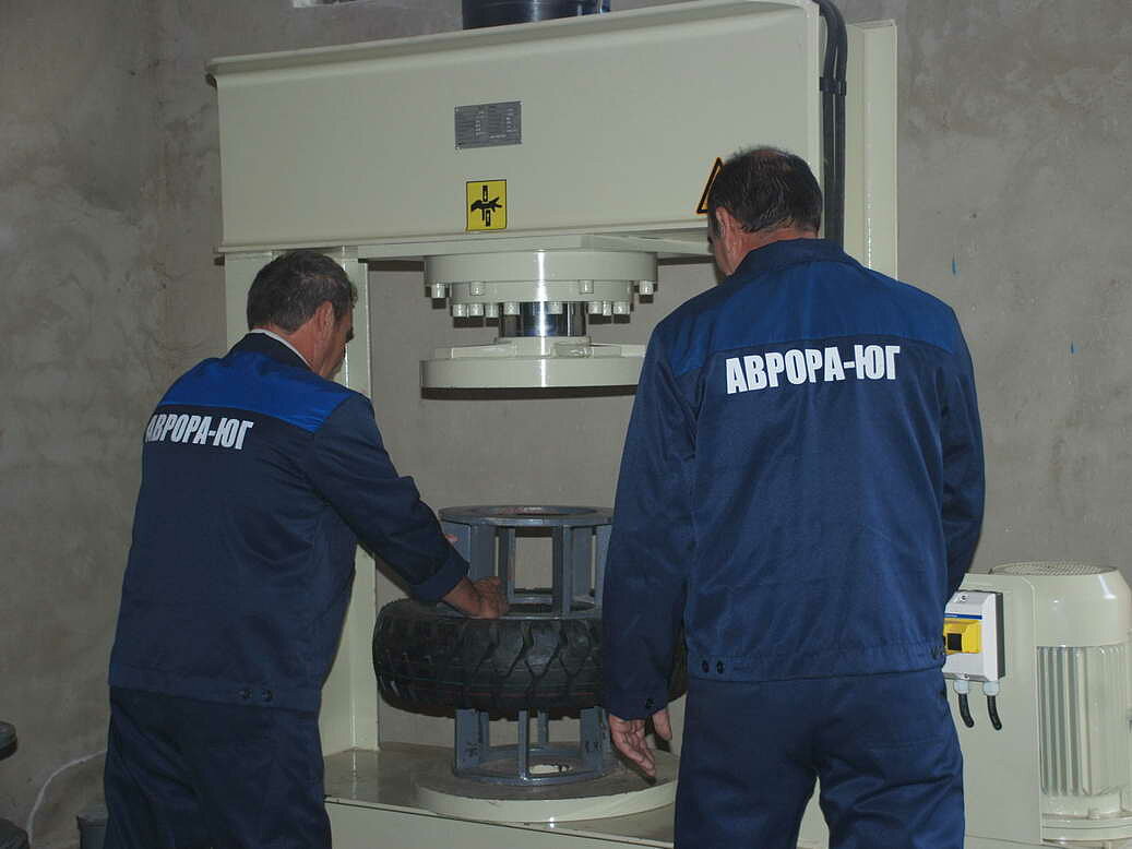 Монтаж цельнолитых и бандажных шин