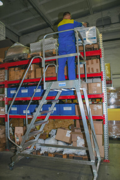 Односторонняя передвижная лестница CORDA с площадкой, пример использования