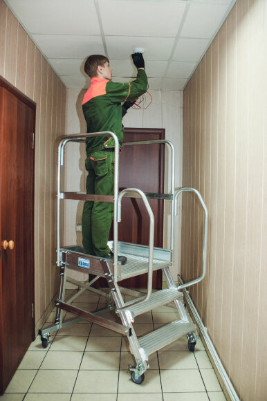 Односторонняя передвижная лестница CORDA с площадкой, пример использования