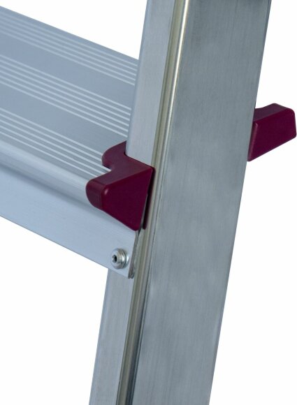 Стремянка односторонняя CORDA, особенности продукта: прочное клепанное соединение ступени Стремянка односторонняя CORDA, особенности продукта: прочное клепанное соединение ступени