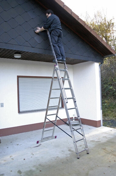 Трехсекционная универсальная лестница CORDA  3х9, артикул 010391, пример использования Трехсекционная универсальная лестница CORDA  3х9, артикул 010391, пример использования