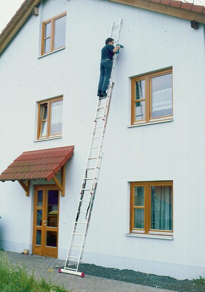 Трехсекционная универсальная лестница CORDA  3х11, артикул 010421, пример использования Трехсекционная универсальная лестница CORDA  3х11, артикул 010421, пример использования