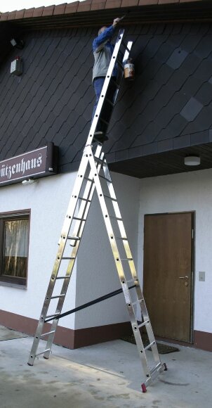 Трехсекционная универсальная лестница CORDA  3х11, артикул 010421, пример использования Трехсекционная универсальная лестница CORDA  3х11, артикул 010421, пример использования