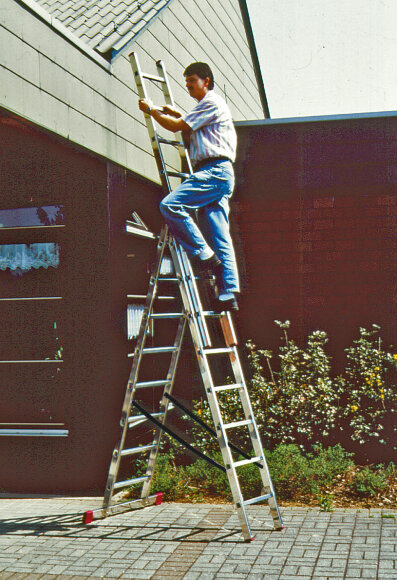 Трехсекционная универсальная лестница CORDA  3х8, артикул 010384, пример использования Трехсекционная универсальная лестница CORDA  3х8, артикул 010384, пример использования