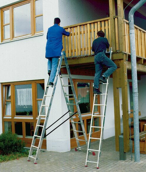 Трехсекционная универсальная лестница CORDA  3х11, артикул 010421, пример использования Трехсекционная универсальная лестница CORDA  3х11, артикул 010421, пример использования