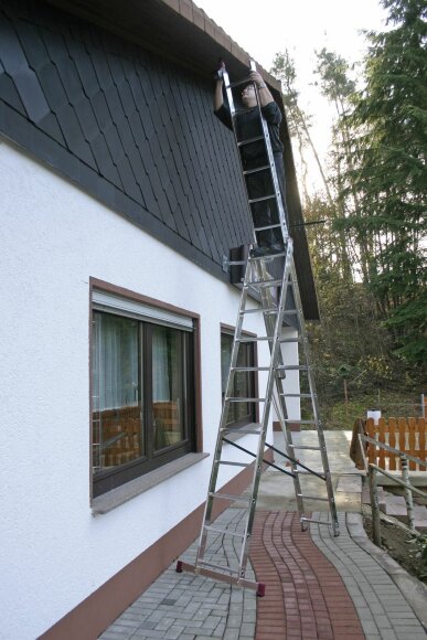 Трехсекционная универсальная лестница CORDA  3х11, артикул 010421, пример использования Трехсекционная универсальная лестница CORDA  3х11, артикул 010421, пример использования