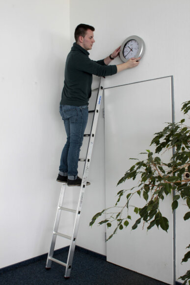 Приставная односекционная лестница с перекладинами CORDA 1х8, артикул 010087, пример использования 