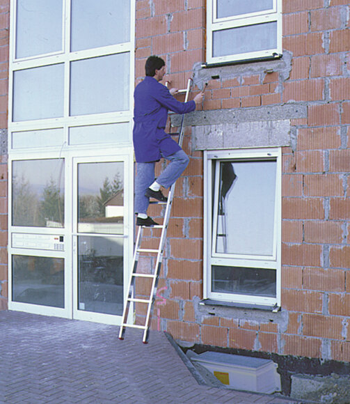 Приставная односекционная лестница с перекладинами CORDA 1х11, артикул 010117, пример использования