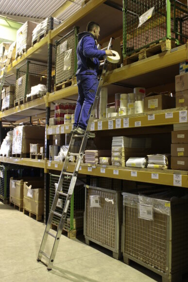 Приставная односекционная лестница с перекладинами CORDA 1х12, артикул 010124, пример использования 