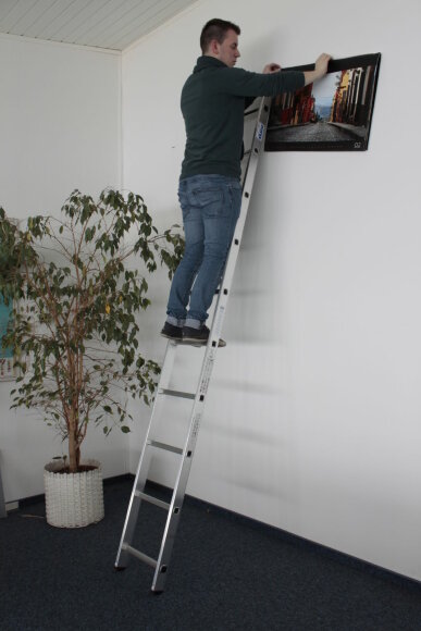 Приставная односекционная лестница с перекладинами CORDA 1х10, артикул 010100, пример использования