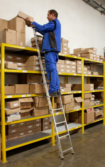 Приставная односекционная лестница с перекладинами CORDA 1х10, артикул 010100, пример использования